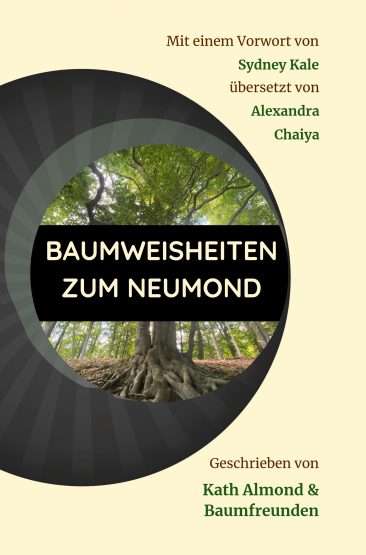 Buchcover mit einem runden Foto eines großen Baumes, betitelt „Baumweisheiten zum Neumond“, mit den Namen der Autoren und Mitwirkenden in deutscher Sprache.